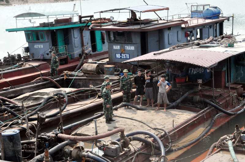 Tổ công tác của Đồn Biên phòng Bắc Sơn bắt giữ các đối tượng hút cát trái phép trên biển.