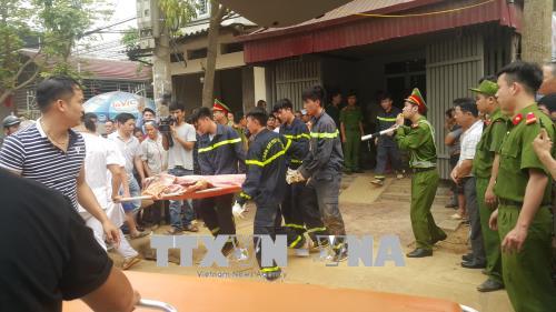 Lực lượng cứu hộ tìm thấy nạn nhân thứ 3 của vụ sạt lở trong tình trạng nguy kịch. Ảnh: Hương Thu/TTXVN
