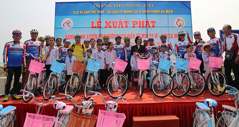 Trao tặng xe đạp cho các em học sinh nghèo vượt khó.
