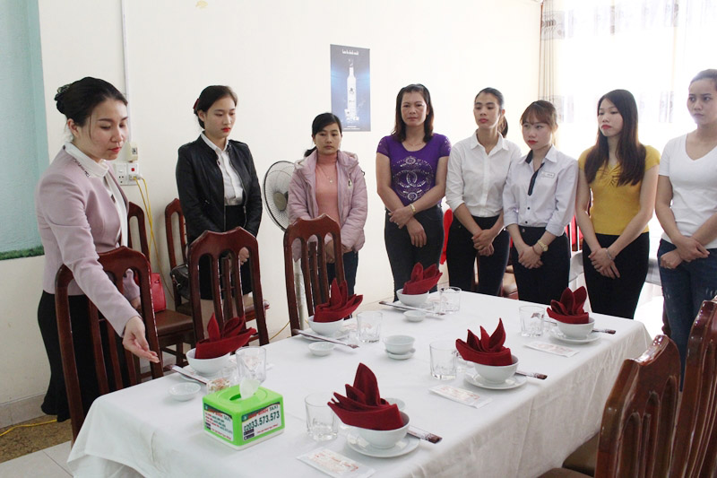 Các học viên được giảng viên trường ĐH Hạ Long truyền đạt kiến thức nghiệp vụ nhà hàng