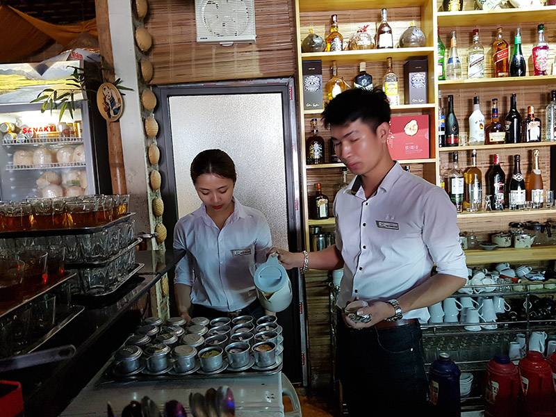 Nhân viên nhà hàng Sông Tranh hội quán, phường Quảng Yên pha chế đồ uống phục vụ du khách.