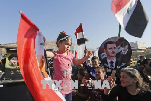 Ngay sau khi Mỹ - Anh - Pháp kết thúc đợt không kích, người dân Syria đã xuống đường mít tinh ủng hộ Tổng thống Basha al-Assad và quân đội Chính phủ. Ảnh: AFP/TTXVN