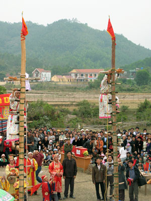 Màn trình diễn leo gươm khi phục dựng lại lễ hội Đại phan của người Sán Dìu tại xã Bình Dân, huyện Vân Đồn năm 2008. Ảnh: Trần Minh.