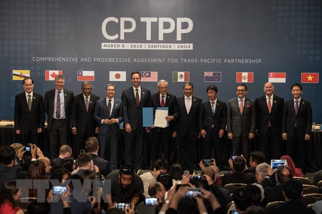 Bộ trưởng Công thương Trần Tuấn Anh (phải) cùng đại diện các nước tham gia lễ ký Hiệp định CPTPP ở Santiago ngày 8/3. (Nguồn: THX/TTXVN)