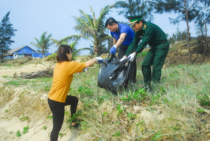 Lãnh đạo Tỉnh Đoàn và BĐBP tỉnh tham gia thu gom rác thải.