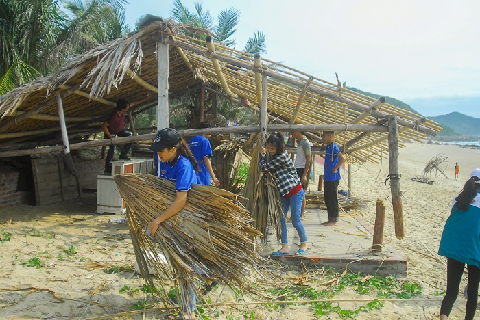 ĐVTN hỗ trợ hộ kinh doanh tự nguyện tháo dỡ lều gỗ kinh doanh trên bãi cát Quan Lạn.