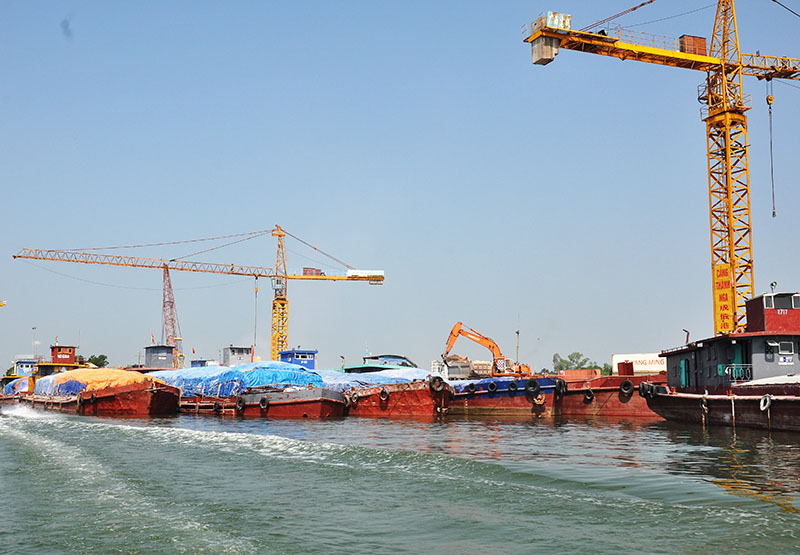 Trên sông Ka Long hiện có 9 bến xếp dỡ hàng hóa tổng hợp nằm trong quy hoạch và được cấp phép. Tàu chờ làm hàng tại cảng bến Thành Nga.