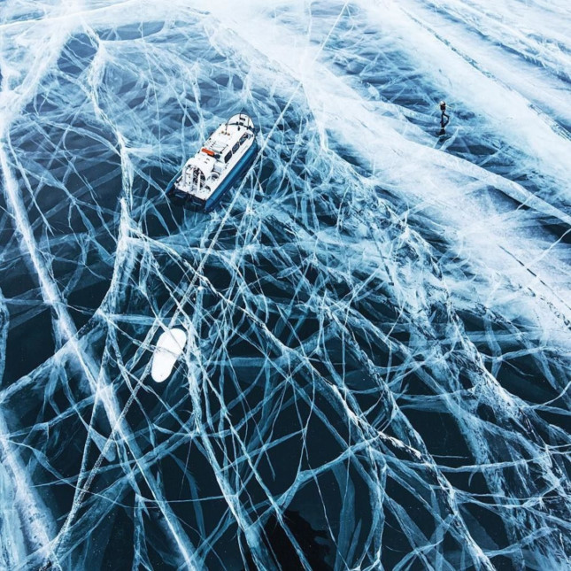 Tàu trên băng đá hồ Baikal  
