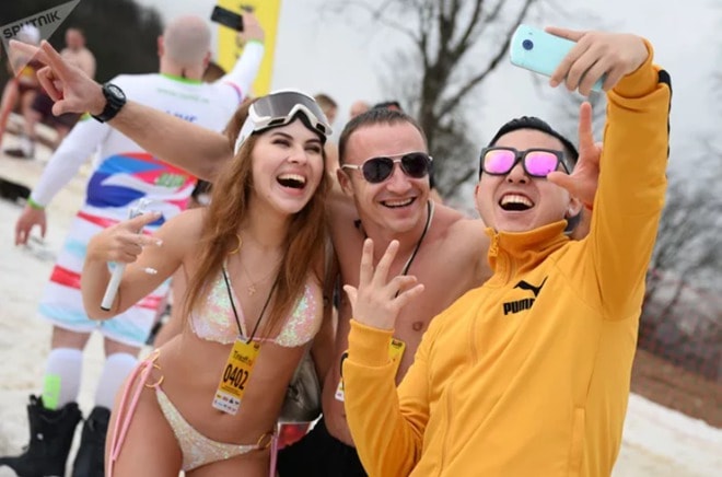 Hơn 1.000 người mặc bikini trượt tuyết, đây có thể được xem là một trong những lễ hội có số người diện đồ tắm để tham gia lớn nhất thế giới.