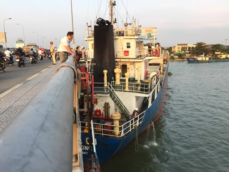 Tàu bị mắc kẹt dưới chân cầu Đồng Nai.