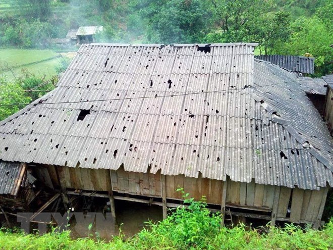 Nhà dân tại xã Xuân La, huyện Pác Nặm bị hư hại sau mưa đá kèm giông lốc. (Ảnh: Bùi Đức Hiếu/TTXVN)