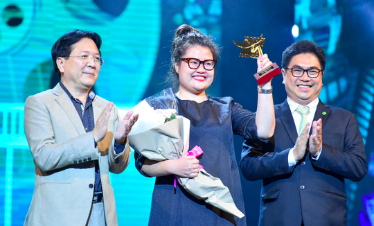Biên kịch kiêm đồng đạo diễn phim Cô Ba Sài Gòn nhận Giải Phim truyện điện ảnh xuất sắc nhất.