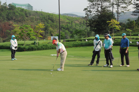 Giải đấu đã thu hút nhiều golfer về tham gia tranh tài .