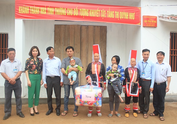Trao tặng nhà tình thương cho em Tằng Thị Quỳnh Như, đối tượng trẻ em khuyết tật nặng tại thôn Đồng Mộc, xã Đông Ngũ.