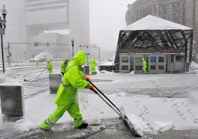 Công nhân dọn tuyết tại Boston, Massachusetts, Mỹ ngày 13/3. (Nguồn: AFP/TTXVN)