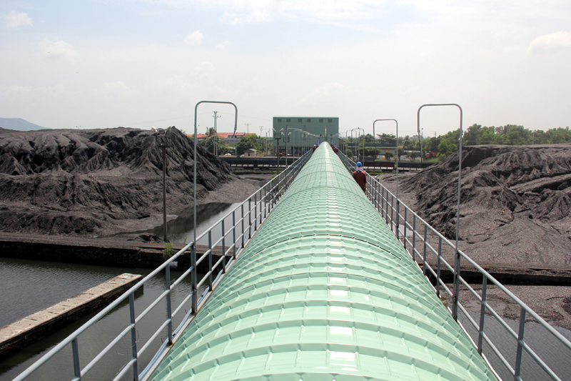 Xây dựng các tuyến băng tải than nhằm bảo vệ môi trường. (Trong ảnh: Hệ thống vận tải than bằng băng tải từ kho than Khe Ngát ra cảng Điền Công, Uông Bí)