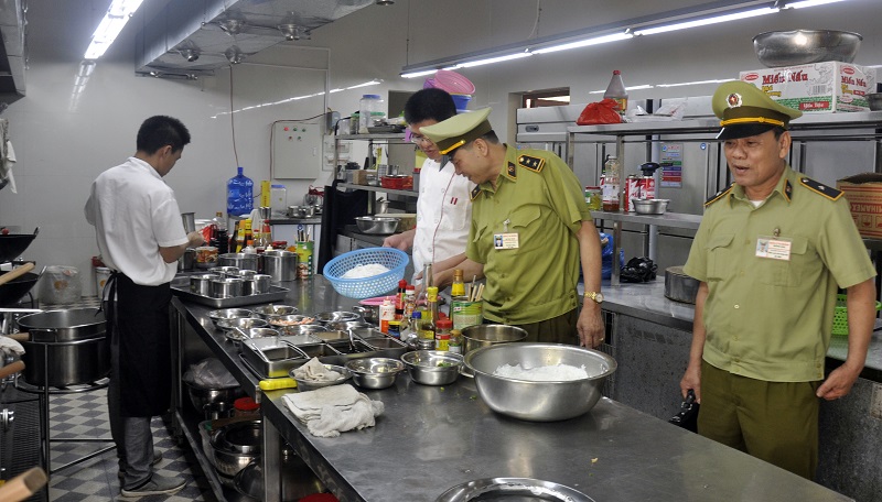 Đội QLTT Móng Cái kiểm tra ATTP khu vực chế biến thức ăn tại Nhà hàng Nam Trung, TP Móng Cái.