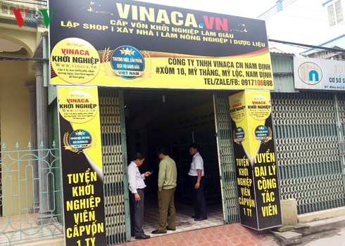 Lực lượng chức năng tiến hành kiểm tra xử lý tại một đại lý của Vinaca ở Nam Định.