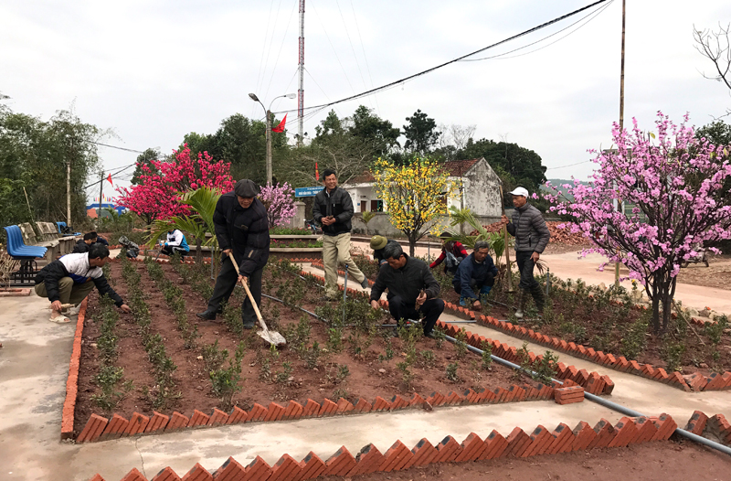 Người dân thôn Hà Tràng Đông, xã Đông Hải, huyện Tiên Yên tự bỏ kinh phí  và ngày công để xây dựng vườn hoa của thôn. 