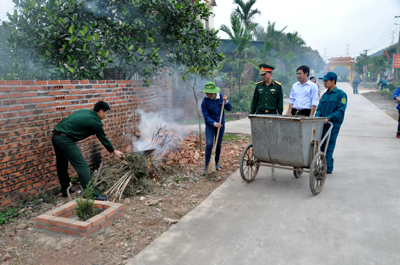 Người dân thôn Trại Lốc 2, xã An Sinh và chiến sĩ Ban chỉ huy quân sự TX Đông Triều cùng nhau tham gia dọn vệ sinh trong ngày “Chủ nhật xanh”.