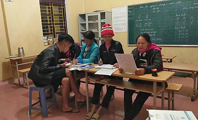 Lớp xoá mù chữ do Trung tâm Học tập cộng đồng xã Đồng Sơn (Hoành Bồ) tổ chức cho người dân tại điểm trường tiểu học thôn Tân Ốc 2 Ảnh: Đặng Hữu Linh(Hoành Bồ).