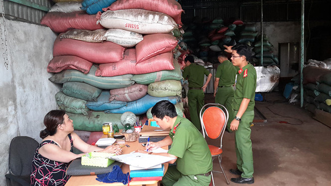 Cơ sở sản xuất cà phê bẩn của bà Nguyễn Thị Thanh Loan bị lực lượng chức năng bắt quả tang. Ảnh: Phan Bá