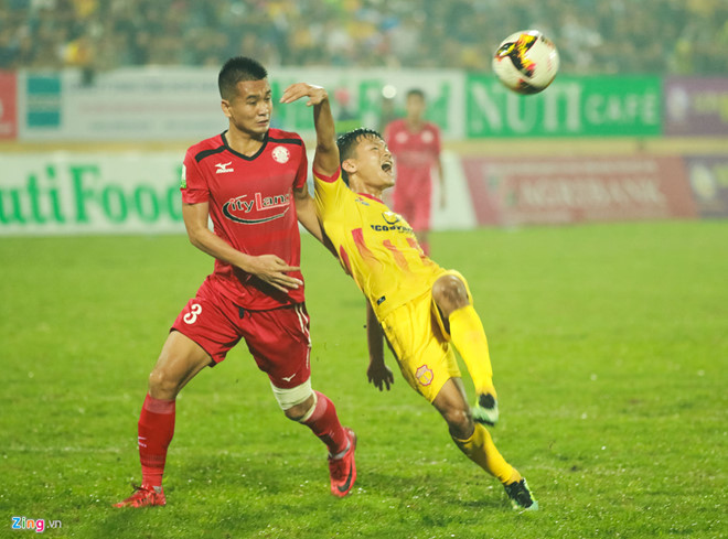Ngọc Thịnh (trái) chơi tốt trong trận gặp Nam Định trước khi phải rời sân vì chấn thương. Ảnh: Kiệt Trần.