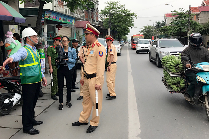 Thực hiện chỉ đạo của Chủ tịch UBND TP Nguyễn Mạnh Hà, lực lượng công an luôn tăng cường kiểm tra, dừng lưu thông các xe chở quá tải, làm rơi vãi đất, đá, nước thải ra đường.