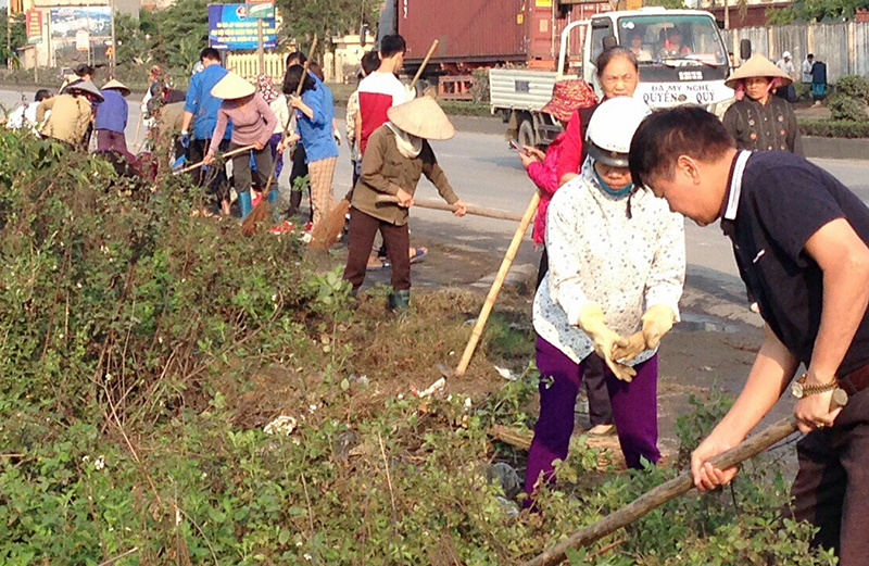 Người dân phường Phương Nam tập trung làm sạch dọc ven đường QL10
