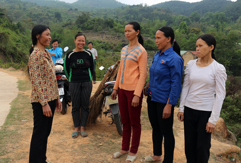 Chị Vũ Thị Chanh (ngoài cùng, bên trái), Phó Bí thư Chi bộ thôn ... xã Lục Hồn trò chuyện với nhân dân trên địa bàn. 