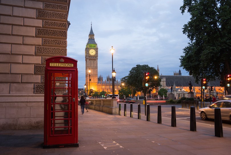 1. Big Ben  Tháp đồng hồ, biểu tượng có tên gọi Big Ben là một trong những điểm tham quan nổi tiếng nhất ở London, được xây dựng ngay trên bờ sông Thames. Những ngày tháp không mở cửa cho khách du lịch thăm quan, bạn vẫn có thể thưởng thức kiến trúc độc đáo này và chụp ảnh sống ảo với tháp từ nhiều góc độ, hoặc ghé thăm Tu viện Westminster ở gần đó.