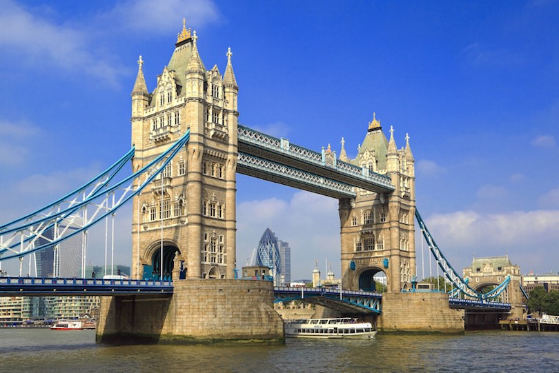 2. Cầu Tháp  Tower Bridge là cây cầu đắt nhất và nổi tiếng nhất của London. Cầu Tháp bắc ngang qua sông Thames với tháp đôi duyên dáng soi bóng xuống dòng sông. Để chiêm ngưỡng cầu ở nhiều góc độ, du khách có thể đặt một chuyến tàu du lịch đi dọc sông Thames, bắt đầu từ Houses of Parliament và kết thúc tại Tower Bridge. Bạn sẽ có trải nghiệm tuyệt vời với những cảnh quan tuyệt đẹp như nhà thờ St. Paul's và nhà hát Globe Theatre.