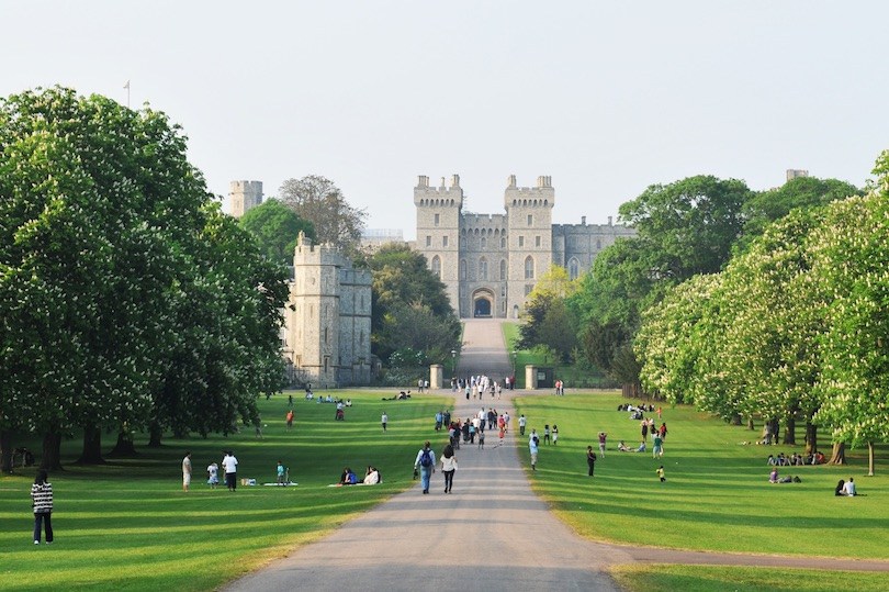 4. Lâu đài Windsor  Lâu đài Windsor là 1 trong 3 nơi ở chính của hoàng gia Anh (2 nơi còn lại là cung điện Buckingham – London và cung điện Holyrood – Edinburgh). Cách London 33km về phía tây, Windsor được khai quật từ thời của William Conqueror và các phòng được trang hoàng rực rỡ đầy những tác phẩm nghệ thuật vô giá và những kho báu lịch sử được mở cửa cho công chúng tham quan. Du khách cũng có thể tham quan Nhà thờ St. George's, nơi an nghỉ của Vua Henry VIII, Nữ hoàng Jane Seymour và các nhân vật danh tiếng trong lịch sử Anh quốc.