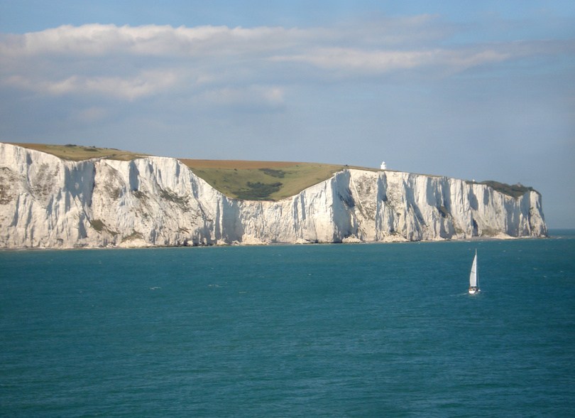 5. Vách đá trắng của Dover  Một trong những điểm tham quan mang tính biểu tượng nhất của nước Anh là vách đá trắng Dover. Nhô lên cao nổi bật trên biển bên những con sóng nhấp nhô, Dover tạo ra một bức tường thiên nhiên hùng vĩ kéo dài hàng dặm dọc theo bờ biển Kent. Được đánh dấu bằng những ngọn hải đăng đẹp và lâu đài Dover, khu vực này có nhiều điểm tham quan hấp dẫn. Bạn có thể đi dọc theo các con đường dọc vách đá và chiêm ngưỡng biển trời xanh ngắt, vách đá trắng. Thật là một quang cảnh tuyệt đẹp.
