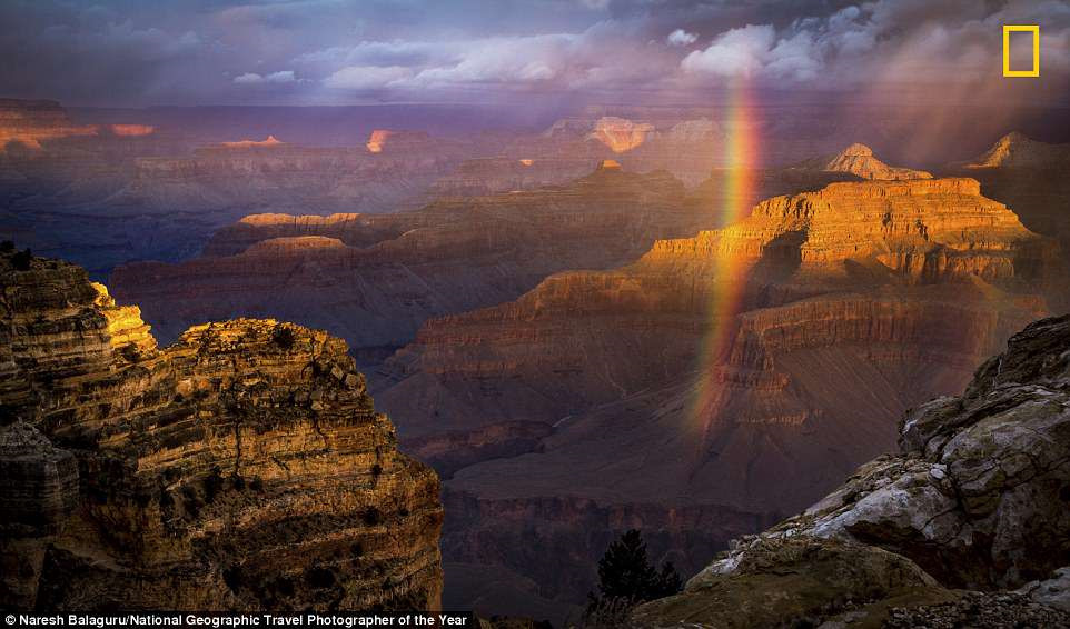 Nhiếp ảnh gia người Mỹ Naresh Balaguru đã bắt được khoảnh khắc cầu vồng tuyệt đẹp tại hẻm núi Grand Canyon nổi tiếng, thuộc Vườn Quốc gia Grand Canyon. Ông kể lại: 