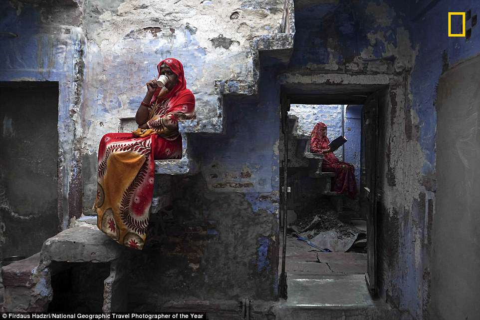 2 cô gái ngồi trên cầu thang nhà họ đang đọc sách và nhâm nhi cốc masala chai ở Rajasthan, Ấn Độ. Bức ảnh được chụp bởi nhiếp ảnh gia Firdaus Hadzri người Malaysia.