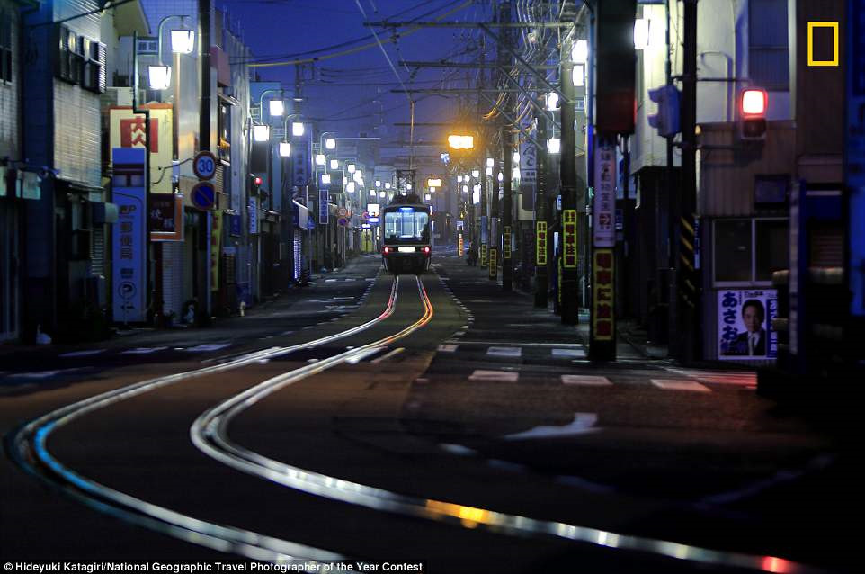 Hideyuki Katagiri đã chụp lại bức ảnh tuyến đường sắt Enoshima ngoài khơi bờ biển Nhật Bản. Tuyến đường sắt là nơi giao thương của quận Kamakura và Fujisawa.