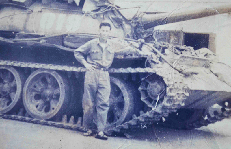CCB Bùi Duy Thinh tại Sài Gòn trưa 30/4/1975. 