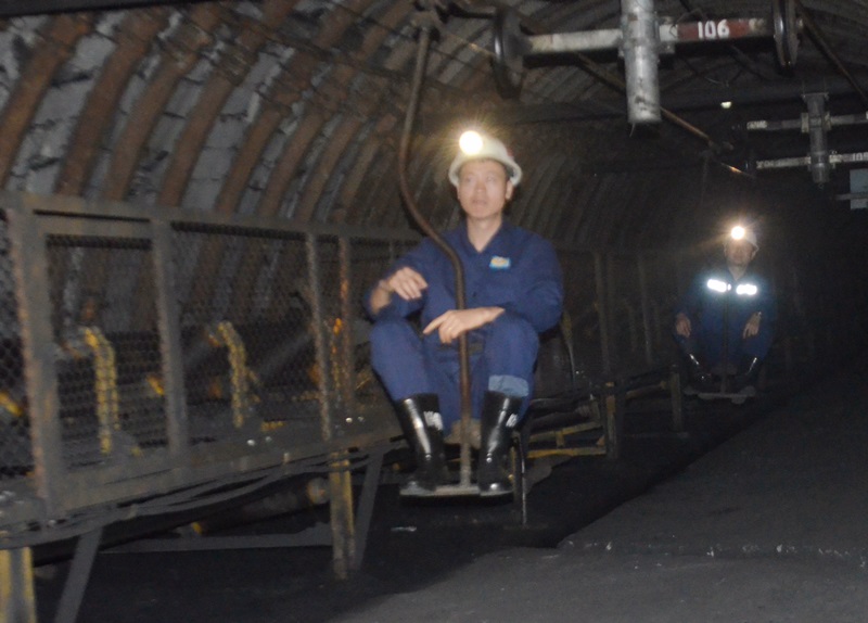Thợ lò vào ca tại Xí nghiệp than Giáp Khẩu (Công ty than Hòn Gai)