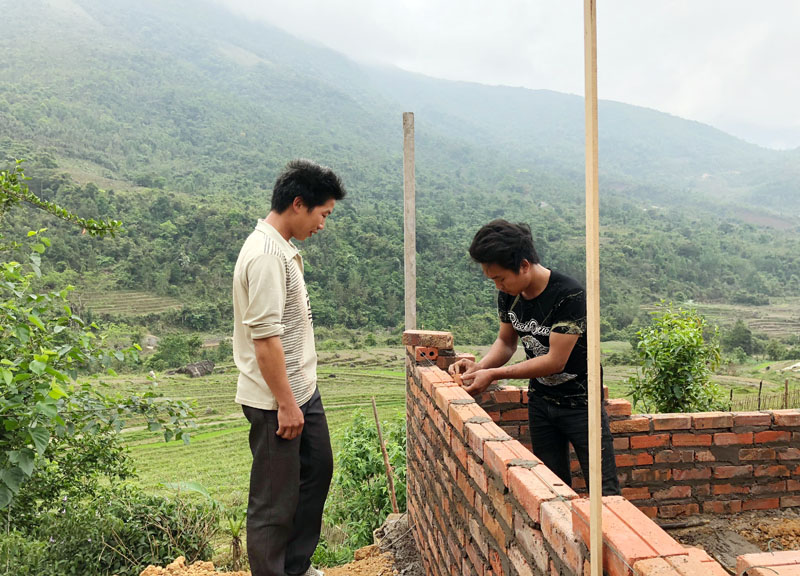  Người dân thôn Khe Tiền (xã Đồng Văn, huyện Bình Liêu) xây nhà tiêu đảm bảo vệ sinh.