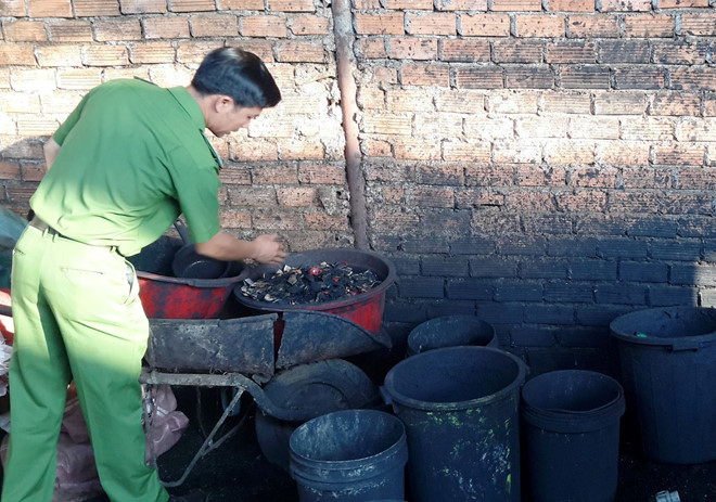Nguyên liệu trộn cà phê bẩn được chủ cơ sở thu mua trên thị trường. Ảnh: Trần Lộc.