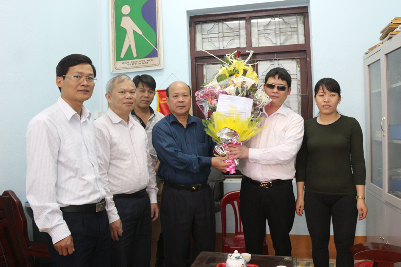 Lãnh đạo huyện Bình Liêu thăm tặng quà Hội Người mù và những người khuyết tật trên địa bàn huyện.