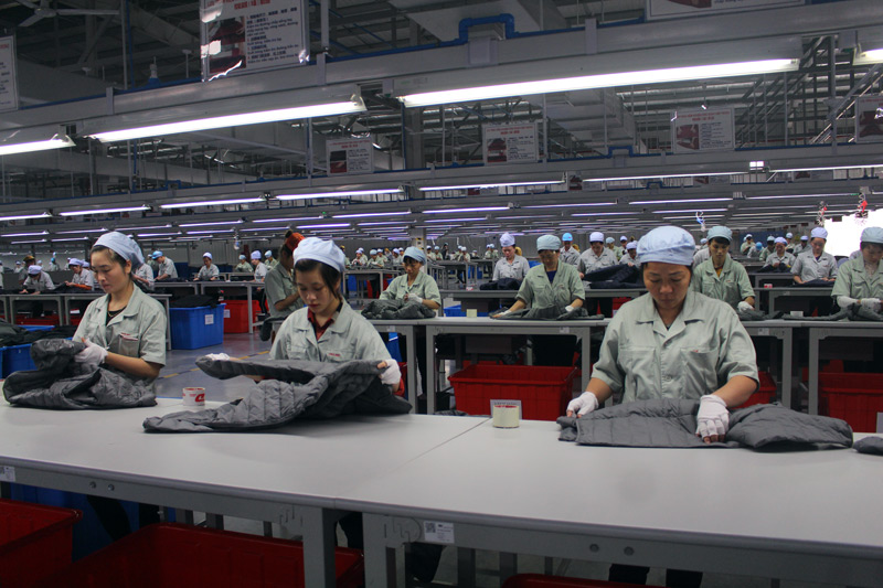 Sản xuất quần áo tại Công ty TNHH Hoa Lợi Đạt Việt Nam.