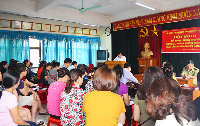 Đội QLTT phổ biên quy định pháp luật đến tiểu thương chợ Trung Tâm Uông Bí