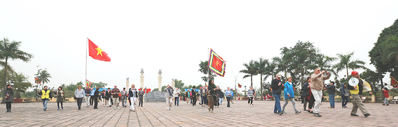 Du khách quốc tế tham quan di tích đền Trần Hưng Đạo - miếu Vua Bà (TX Quảng Yên).