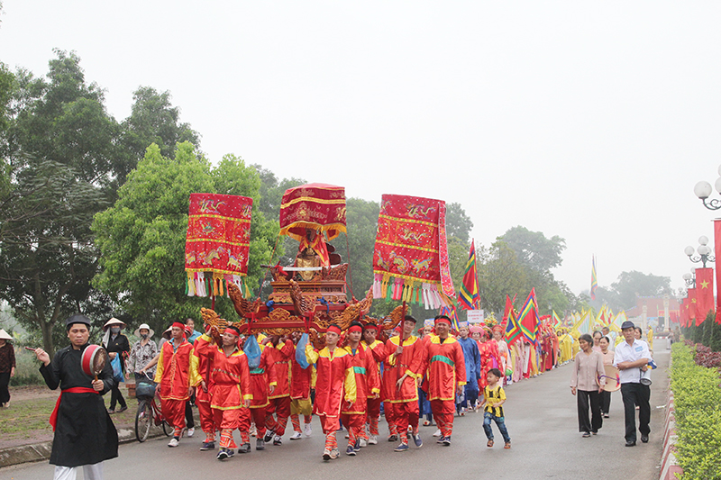 Lễ hội truyền thống Bạch Đằng được tổ chức hàng năm, là một trong những lễ hội lớn của Quảng Yên.