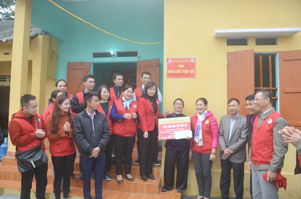 Chi hội Tán trợ chữ thập đỏ Tình người tặng nhà chữ thập đỏ cho bà Bùi Thị Long, xã Tiền An, TX Quảng Yên.