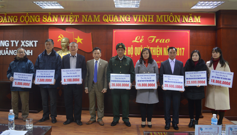 Công ty Xổ số kiến thiết Quảng Ninh tổ chức trao hơn 124 triệu đồng do những cá nhân trúng thưởng năm 2017 đóng góp cho một số tổ chức, quỹ từ thiện của tỉnh giúp đỡ các hoàn cảnh khó khăn trên địa bàn. Ảnh: Hoàng Quỳnh