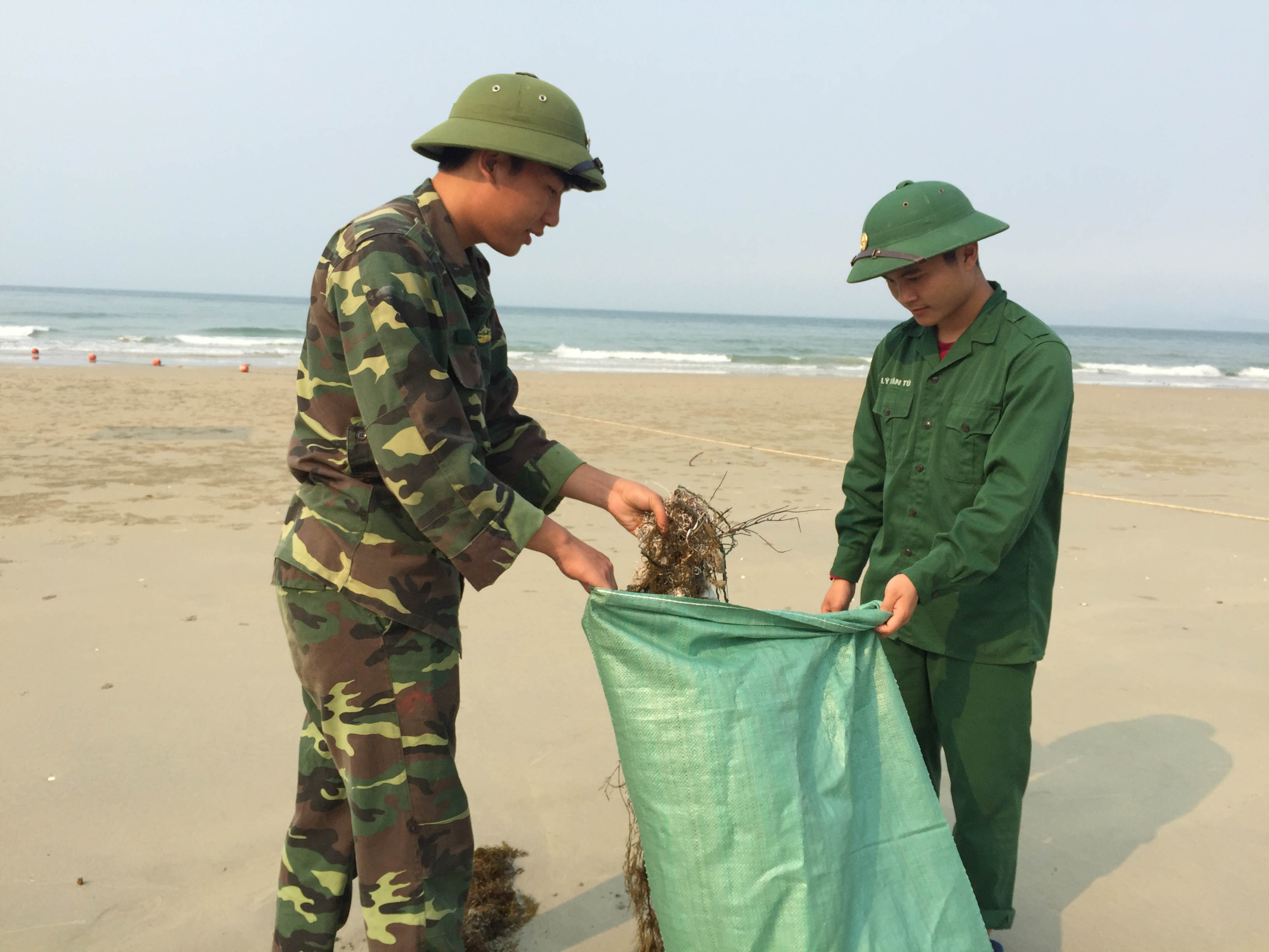 Đoàn TNCS Hồ Chí Minh huyện phối hợp với các đồn Biên phòng trên địa bàn dọn vệ sinh môi trường tại các bãi biển, tiếp tục thực hiện tốt kế hoạch “Hãy làm sạch biển năm 2018”.