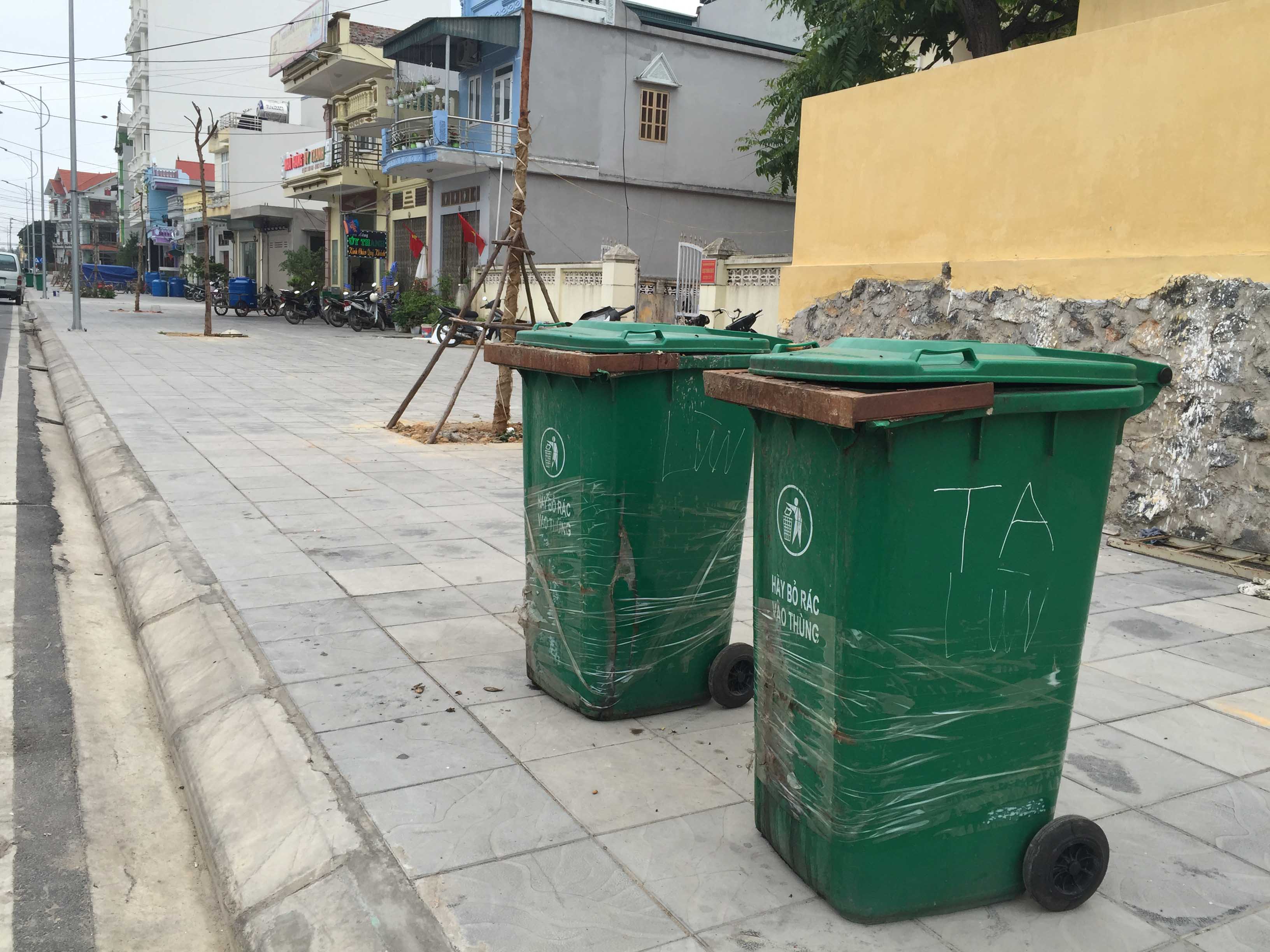 Hệ thống thu gom rác thải được bổ sung nhằm đảm bảo công tác vệ sinh môi trường trên địa bàn huyện trong mùa du lịch.